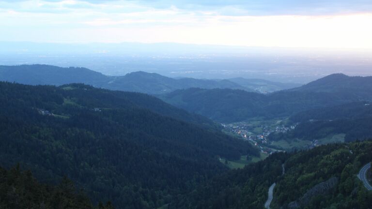 Dieses Bild zeigt eine Webcam-Aufnahme vom Achertal, aufgenommen am Montag, den 12.05.2025 um 21:20 Uhr. Die Temperatur betrug 11.9°C.
