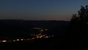 Dieses Bild zeigt eine Webcam-Aufnahme vom Achertal, aufgenommen am Mittwoch, den 29.07.2026 um 22:20 Uhr. Die Temperatur betrug 28.5°C.