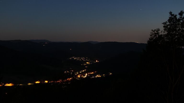 Dieses Bild zeigt eine Webcam-Aufnahme vom Achertal, aufgenommen am Mittwoch, den 29.07.2026 um 22:20 Uhr. Die Temperatur betrug 28.5°C.