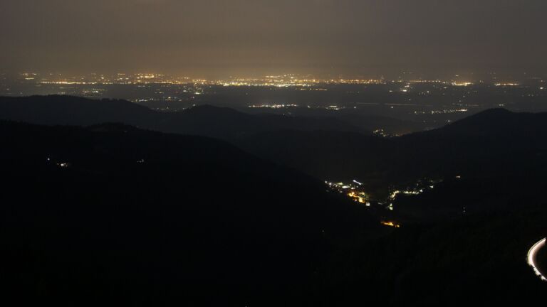 Dieses Bild zeigt eine Webcam-Aufnahme vom Achertal, aufgenommen am Sonntag, den 15.06.2025 um 02:00 Uhr. Die Temperatur betrug 20°C.