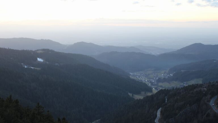 Dieses Bild zeigt eine Webcam-Aufnahme vom Achertal, aufgenommen am Samstag, den 07.02.2026 um 17:40 Uhr. Die Temperatur betrug 4.9°C.