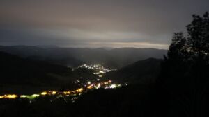 Dieses Bild zeigt eine Webcam-Aufnahme vom Achertal, aufgenommen am Mittwoch, den 28.10.2026 um 02:00 Uhr. Die Temperatur betrug 11.4°C.