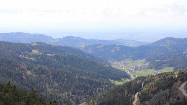 Dieses Bild zeigt eine Webcam-Aufnahme vom Achertal, aufgenommen am Donnerstag, den 16.04.2026 um 15:40 Uhr. Die Temperatur betrug 12.9°C.