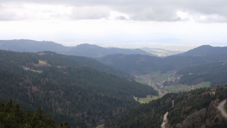 Dieses Bild zeigt eine Webcam-Aufnahme vom Achertal, aufgenommen am Dienstag, den 17.03.2026 um 13:40 Uhr. Die Temperatur betrug 6.6°C.