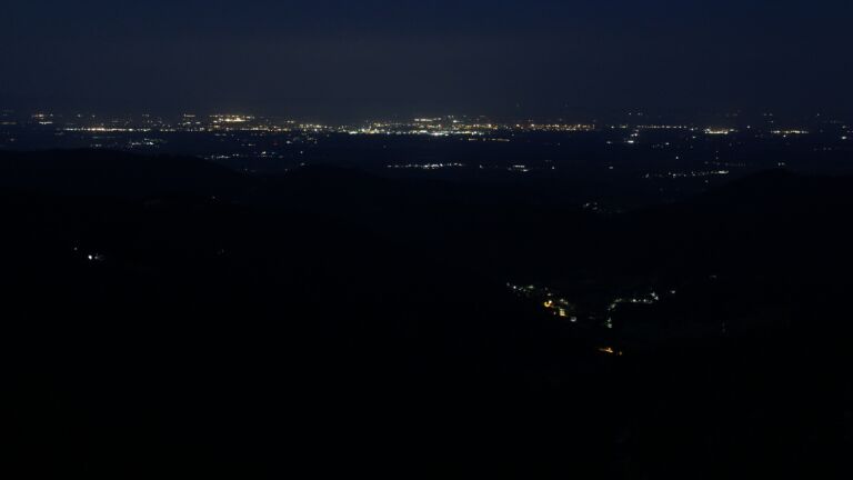 Dieses Bild zeigt eine Webcam-Aufnahme vom Achertal, aufgenommen am Sonntag, den 13.07.2025 um 04:10 Uhr. Die Temperatur betrug 15.4°C.