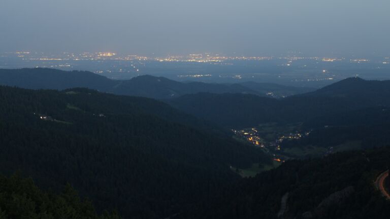 Dieses Bild zeigt eine Webcam-Aufnahme vom Achertal, aufgenommen am Mittwoch, den 13.08.2025 um 05:30 Uhr. Die Temperatur betrug 21.4°C.