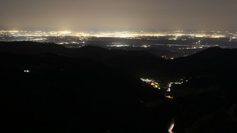 Dieses Bild zeigt eine Webcam-Aufnahme vom Achertal, aufgenommen am Donnerstag, den 13.11.2025 um 06:00 Uhr. Die Temperatur betrug 15.8°C.