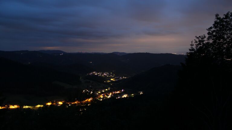 Dieses Bild zeigt eine Webcam-Aufnahme vom Achertal, aufgenommen am Donnerstag, den 11.06.2026 um 22:30 Uhr. Die Temperatur betrug 10.9°C.