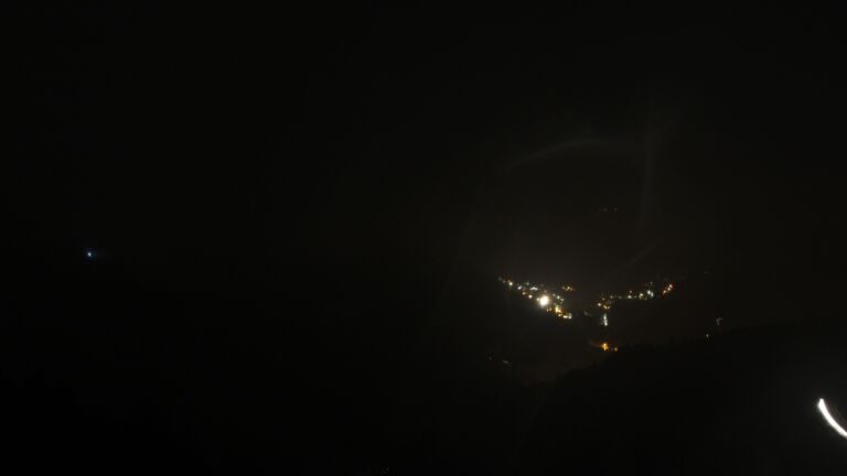 Dieses Bild zeigt eine Webcam-Aufnahme vom Achertal, aufgenommen am Sonntag, den 23.11.2025 um 21:30 Uhr. Die Temperatur betrug 0.2°C.