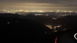 Dieses Bild zeigt eine Webcam-Aufnahme vom Achertal, aufgenommen am Freitag, den 19.12.2025 um 17:40 Uhr. Die Temperatur betrug 6.6°C.