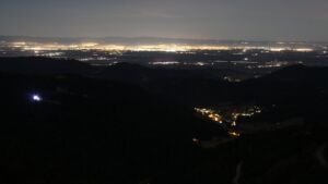 Dieses Bild zeigt eine Webcam-Aufnahme vom Achertal, aufgenommen am Dienstag, den 09.12.2025 um 02:00 Uhr. Die Temperatur betrug 9.8°C.