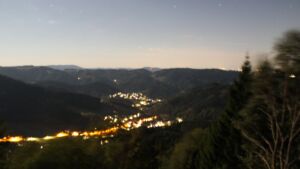 Dieses Bild zeigt eine Webcam-Aufnahme vom Achertal, aufgenommen am Mittwoch, den 26.08.2026 um 23:30 Uhr. Die Temperatur betrug 21.8°C.