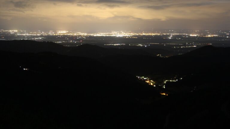 Dieses Bild zeigt eine Webcam-Aufnahme vom Achertal, aufgenommen am Freitag, den 12.09.2025 um 00:30 Uhr. Die Temperatur betrug 10.2°C.
