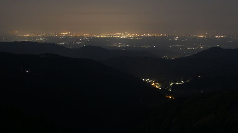 Dieses Bild zeigt eine Webcam-Aufnahme vom Achertal, aufgenommen am Freitag, den 13.06.2025 um 01:00 Uhr. Die Temperatur betrug 19.3°C.
