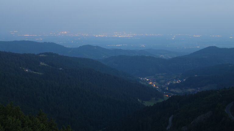 Dieses Bild zeigt eine Webcam-Aufnahme vom Achertal, aufgenommen am Donnerstag, den 19.06.2025 um 04:30 Uhr. Die Temperatur betrug 17.2°C.