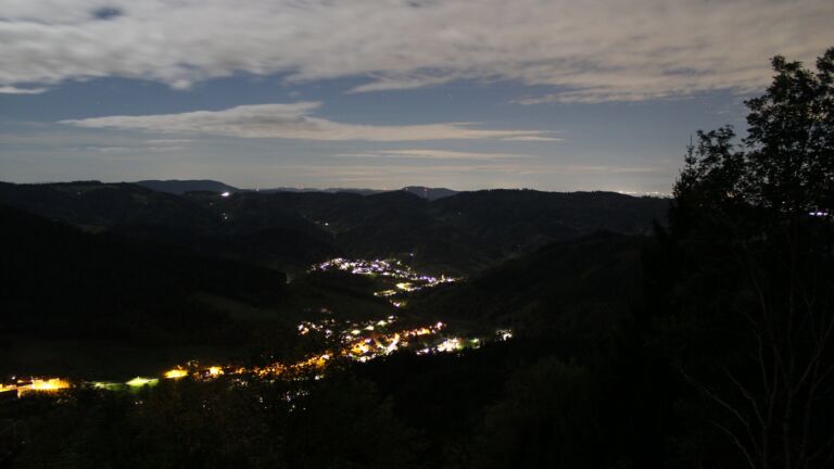 Dieses Bild zeigt eine Webcam-Aufnahme vom Achertal, aufgenommen am Donnerstag, den 22.10.2026 um 21:30 Uhr. Die Temperatur betrug 8.1°C.