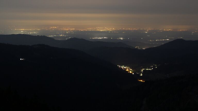 Dieses Bild zeigt eine Webcam-Aufnahme vom Achertal, aufgenommen am Sonntag, den 08.03.2026 um 05:40 Uhr. Die Temperatur betrug 9.6°C.