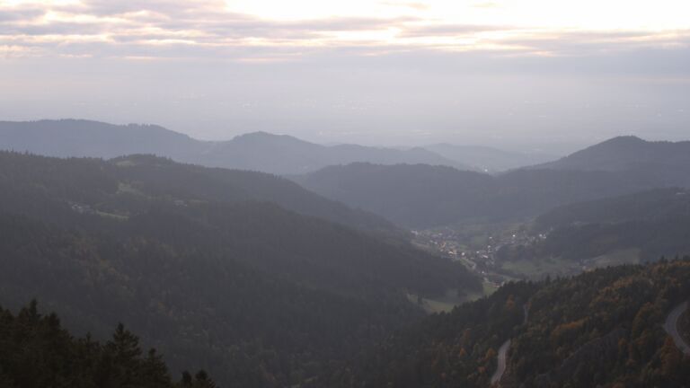 Dieses Bild zeigt eine Webcam-Aufnahme vom Achertal, aufgenommen am Donnerstag, den 09.10.2025 um 19:10 Uhr. Die Temperatur betrug 8.8°C.