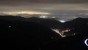 Dieses Bild zeigt eine Webcam-Aufnahme vom Achertal, aufgenommen am Mittwoch, den 10.12.2025 um 17:50 Uhr. Die Temperatur betrug 5.9°C.