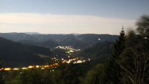 Dieses Bild zeigt eine Webcam-Aufnahme vom Achertal, aufgenommen am Donnerstag, den 27.08.2026 um 00:30 Uhr. Die Temperatur betrug 22.1°C.