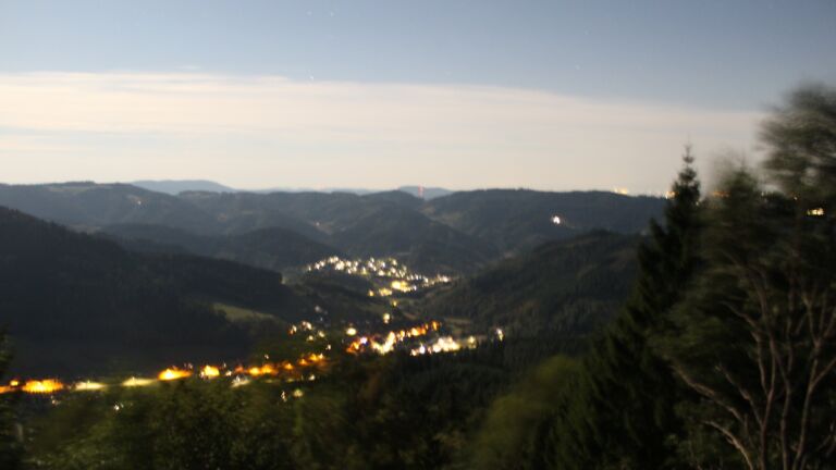 Dieses Bild zeigt eine Webcam-Aufnahme vom Achertal, aufgenommen am Donnerstag, den 27.08.2026 um 00:30 Uhr. Die Temperatur betrug 22.1°C.