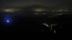 Dieses Bild zeigt eine Webcam-Aufnahme vom Achertal, aufgenommen am Donnerstag, den 18.12.2025 um 03:00 Uhr. Die Temperatur betrug 4.8°C.