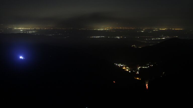 Dieses Bild zeigt eine Webcam-Aufnahme vom Achertal, aufgenommen am Donnerstag, den 18.12.2025 um 03:00 Uhr. Die Temperatur betrug 4.8°C.