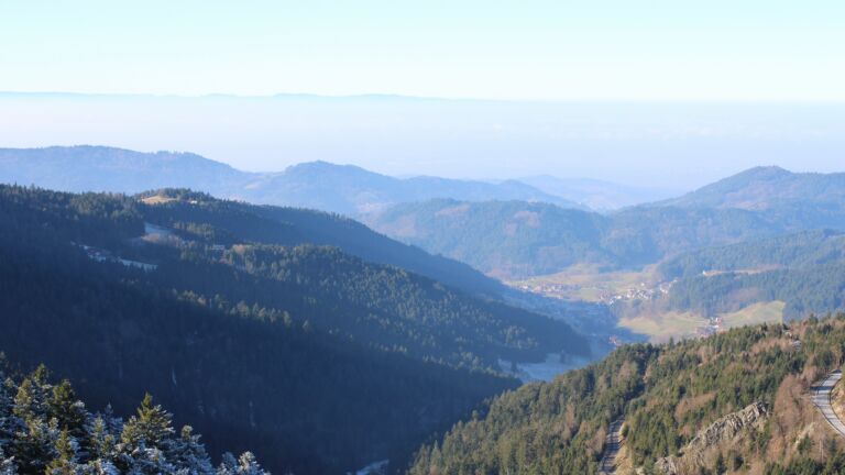 Dieses Bild zeigt eine Webcam-Aufnahme vom Achertal, aufgenommen am Samstag, den 27.12.2025 um 12:10 Uhr. Die Temperatur betrug 5.5°C.