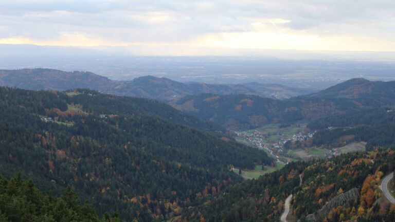 Dieses Bild zeigt eine Webcam-Aufnahme vom Achertal, aufgenommen am Freitag, den 24.10.2025 um 17:30 Uhr. Die Temperatur betrug 2.8°C.