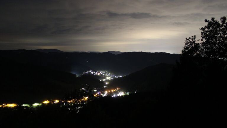 Dieses Bild zeigt eine Webcam-Aufnahme vom Achertal, aufgenommen am Montag, den 05.10.2026 um 01:00 Uhr. Die Temperatur betrug 15.2°C.