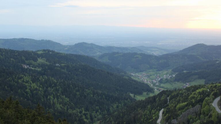 Dieses Bild zeigt eine Webcam-Aufnahme vom Achertal, aufgenommen am Dienstag, den 28.04.2026 um 20:10 Uhr. Die Temperatur betrug 12.5°C.