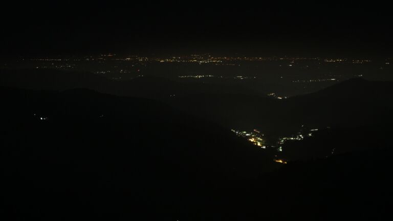 Dieses Bild zeigt eine Webcam-Aufnahme vom Achertal, aufgenommen am Donnerstag, den 21.08.2025 um 22:00 Uhr. Die Temperatur betrug 13.7°C.