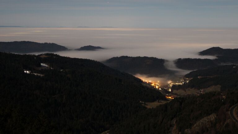 Dieses Bild zeigt eine Webcam-Aufnahme vom Achertal, aufgenommen am Donnerstag, den 05.02.2026 um 00:30 Uhr. Die Temperatur betrug 4.9°C.