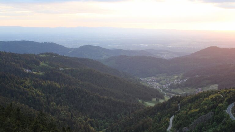 Dieses Bild zeigt eine Webcam-Aufnahme vom Achertal, aufgenommen am Freitag, den 16.05.2025 um 20:40 Uhr. Die Temperatur betrug 9.6°C.