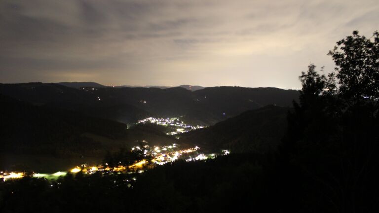 Dieses Bild zeigt eine Webcam-Aufnahme vom Achertal, aufgenommen am Dienstag, den 08.09.2026 um 21:20 Uhr. Die Temperatur betrug 24.3°C.