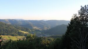 Dieses Bild zeigt eine Webcam-Aufnahme vom Achertal, aufgenommen am Donnerstag, den 09.07.2026 um 20:30 Uhr. Die Temperatur betrug 24.1°C.