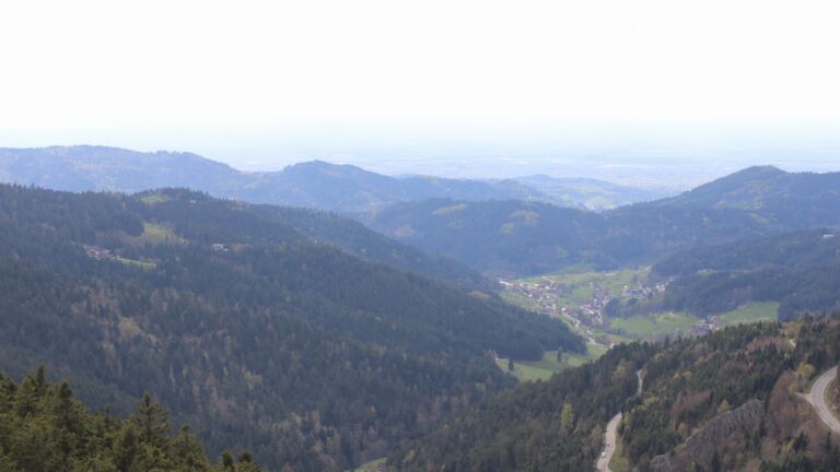 Dieses Bild zeigt eine Webcam-Aufnahme vom Achertal, aufgenommen am Donnerstag, den 16.04.2026 um 17:10 Uhr. Die Temperatur betrug 12.5°C.