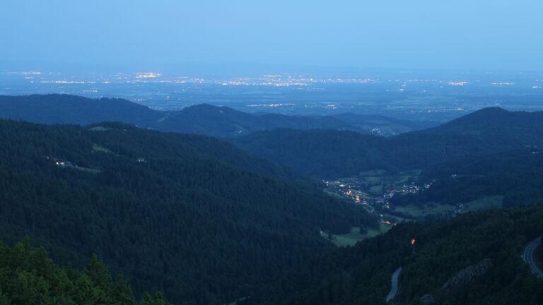 Dieses Bild zeigt eine Webcam-Aufnahme vom Achertal, aufgenommen am Montag, den 09.06.2025 um 04:40 Uhr. Die Temperatur betrug 7°C.