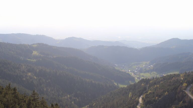 Dieses Bild zeigt eine Webcam-Aufnahme vom Achertal, aufgenommen am Donnerstag, den 16.04.2026 um 18:50 Uhr. Die Temperatur betrug 13.3°C.