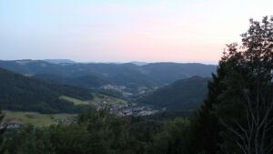 Dieses Bild zeigt eine Webcam-Aufnahme vom Achertal, aufgenommen am Donnerstag, den 23.07.2026 um 21:30 Uhr. Die Temperatur betrug 16.9°C.