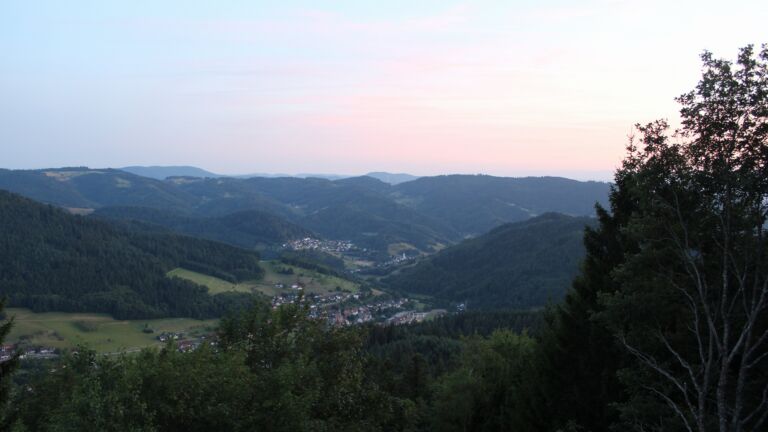 Dieses Bild zeigt eine Webcam-Aufnahme vom Achertal, aufgenommen am Donnerstag, den 23.07.2026 um 21:30 Uhr. Die Temperatur betrug 16.9°C.