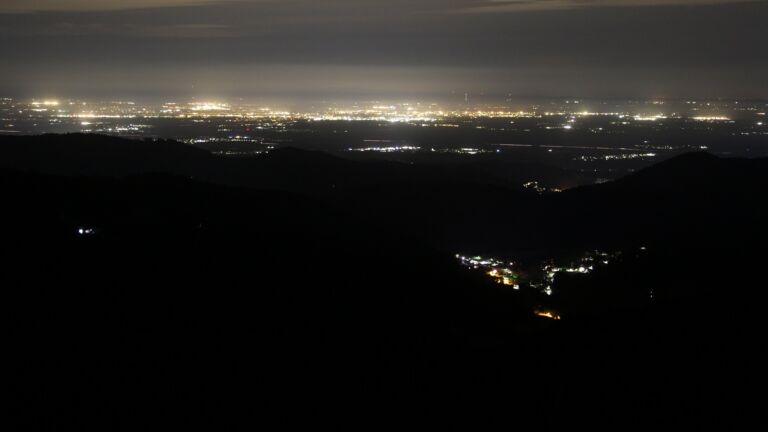 Dieses Bild zeigt eine Webcam-Aufnahme vom Achertal, aufgenommen am Freitag, den 10.04.2026 um 01:30 Uhr. Die Temperatur betrug 11.4°C.