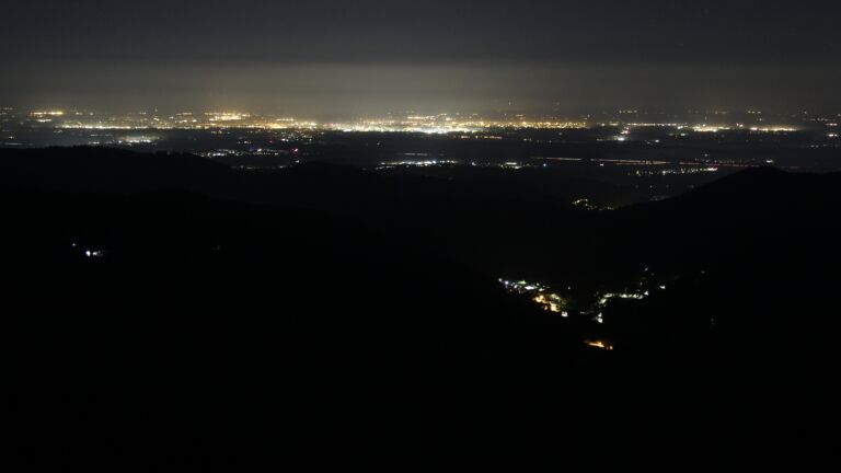 Dieses Bild zeigt eine Webcam-Aufnahme vom Achertal, aufgenommen am Donnerstag, den 02.10.2025 um 04:00 Uhr. Die Temperatur betrug 2.6°C.