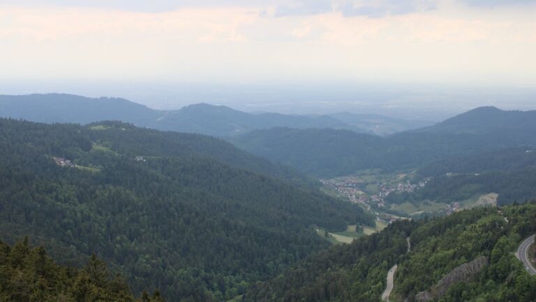 Dieses Bild zeigt eine Webcam-Aufnahme vom Achertal, aufgenommen am Samstag, den 17.05.2025 um 15:50 Uhr. Die Temperatur betrug 10.9°C.