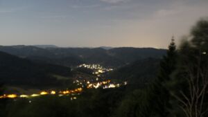 Dieses Bild zeigt eine Webcam-Aufnahme vom Achertal, aufgenommen am Sonntag, den 02.08.2026 um 02:00 Uhr. Die Temperatur betrug 19.7°C.