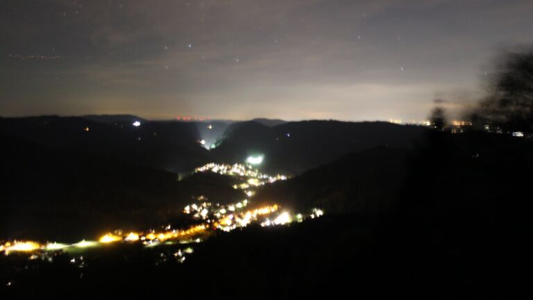 Dieses Bild zeigt eine Webcam-Aufnahme vom Achertal, aufgenommen am Freitag, den 02.10.2026 um 22:00 Uhr. Die Temperatur betrug 14.2°C.