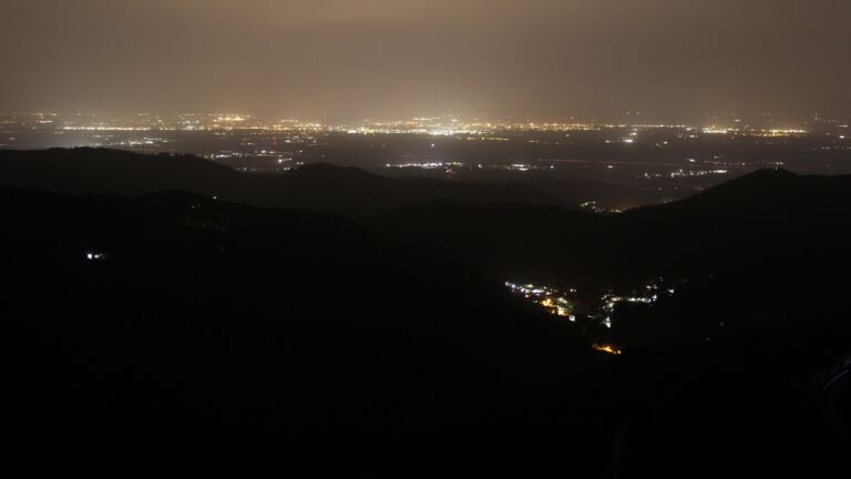 Dieses Bild zeigt eine Webcam-Aufnahme vom Achertal, aufgenommen am Samstag, den 15.11.2025 um 00:30 Uhr. Die Temperatur betrug 13.8°C.