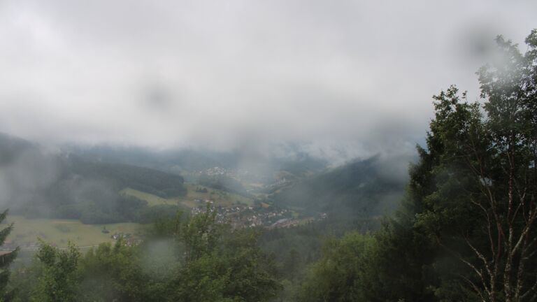 Dieses Bild zeigt eine Webcam-Aufnahme vom Achertal, aufgenommen am Montag, den 27.07.2026 um 08:20 Uhr. Die Temperatur betrug 13.1°C.