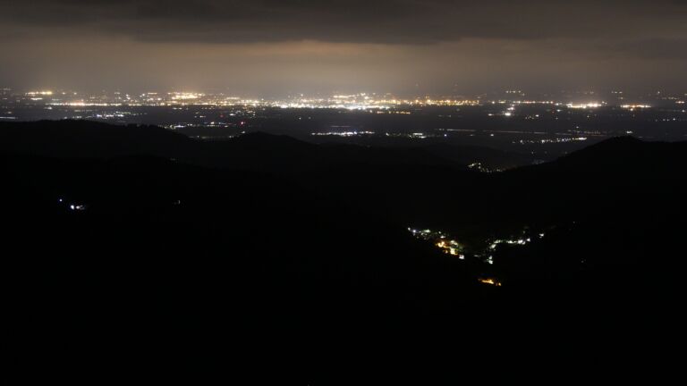 Dieses Bild zeigt eine Webcam-Aufnahme vom Achertal, aufgenommen am Freitag, den 01.08.2025 um 04:10 Uhr. Die Temperatur betrug 13.2°C.