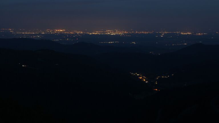 Dieses Bild zeigt eine Webcam-Aufnahme vom Achertal, aufgenommen am Sonntag, den 24.08.2025 um 05:40 Uhr. Die Temperatur betrug 8.6°C.